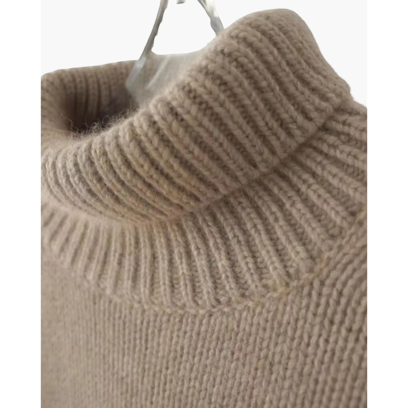 Emilia™ | Suéter Suave de Cuello Alto